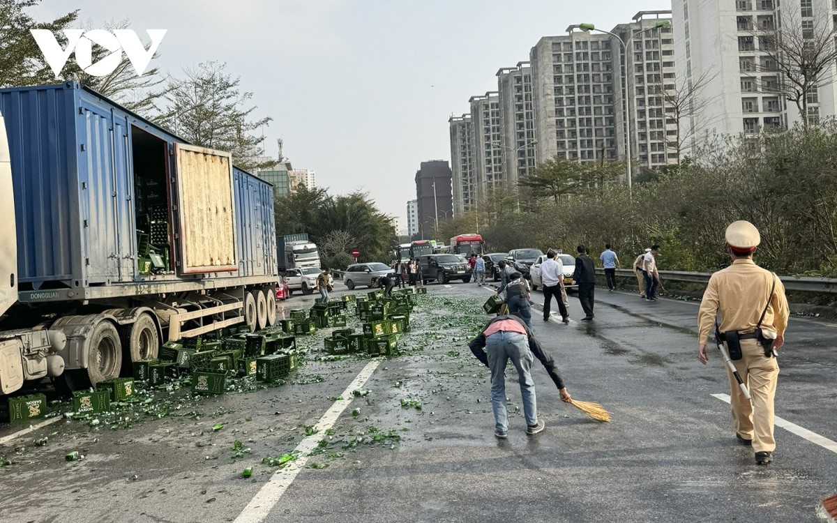 Container-LKW platzt auf, Dutzende Bierkisten fallen auf Phap Van – Cau Gie Highway, Foto 3