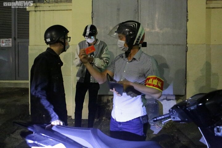 Force 141 disguised themselves to arrest 'speed demons' revving their engines on the streets of Hanoi. (Photo: Khong Chi)