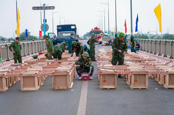 Cơ quan chức năng chuẩn bị các dàn pháo trên cầu Hóa An để phục vụ tối giao thừa 30 Tết. Ảnh: Phước Tuấn