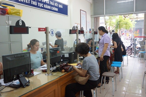 Los funcionarios del Comité Popular del Barrio Dong Tam (Distrito de Hai Ba Trung, Hanoi) ayudan a las personas a resolver registros administrativos.