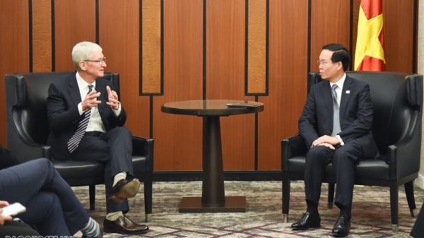 El presidente Vo Van Thuong recibe al director ejecutivo de Apple, Tim Cook, y al presidente global de Boeing