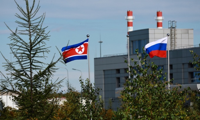 9月13日、ロシアのボストーチヌイ宇宙基地の敷地内にロシアと北朝鮮の国旗が掲げられた。写真：ロイター