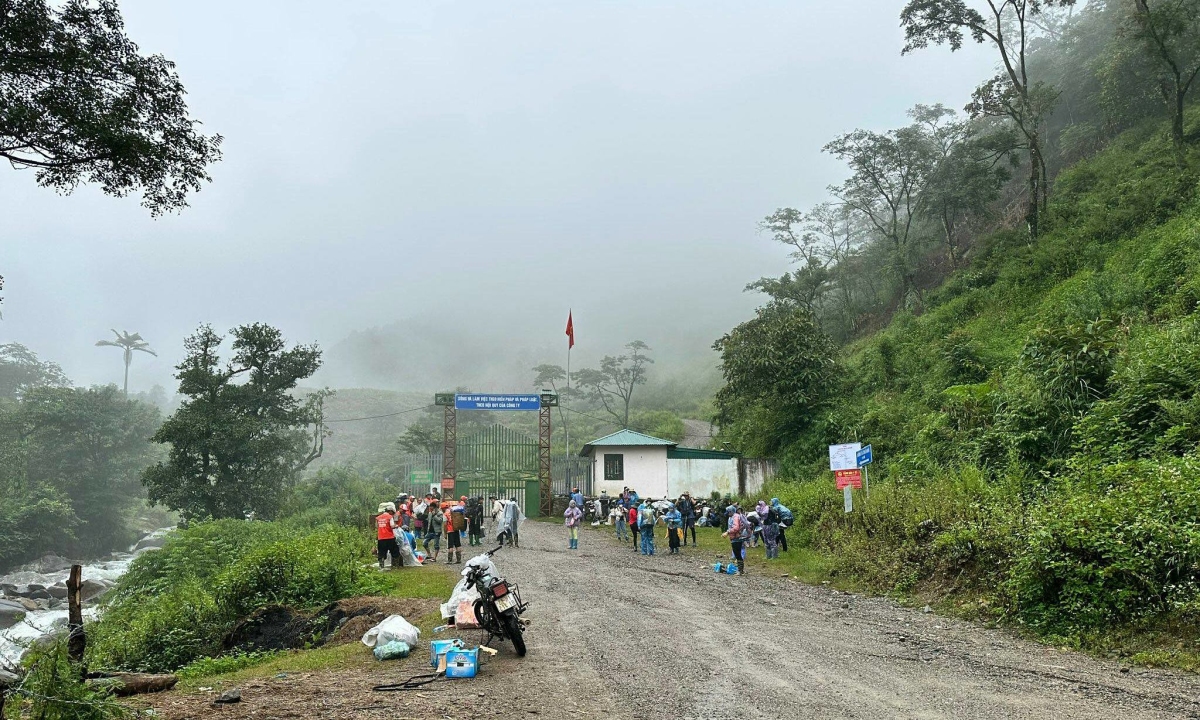 Hai Phong tourist dies while climbing 'Yen Bai roof'