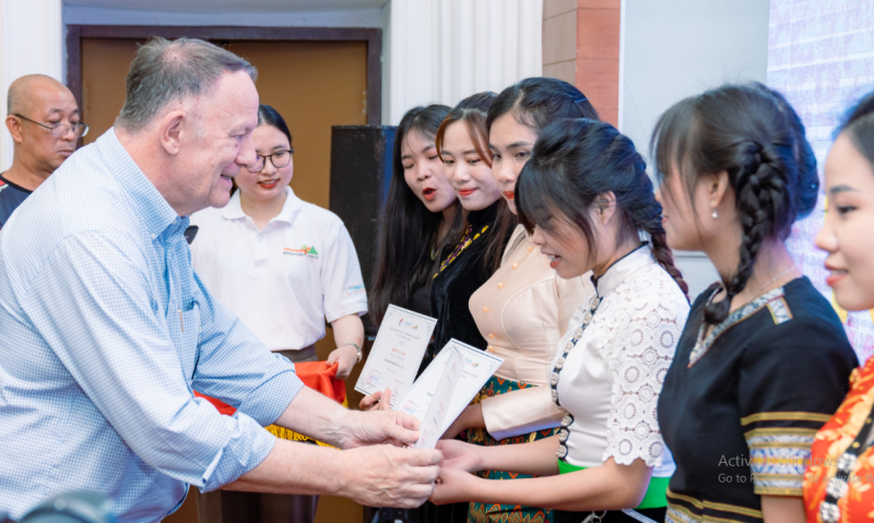 M. Rad Kivette a présenté des bourses d'études pour la nouvelle année scolaire aux étudiantes.