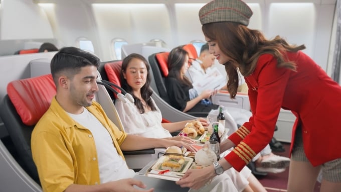 Vietjet flight attendants serve meals on the plane. Photo: Vietjet