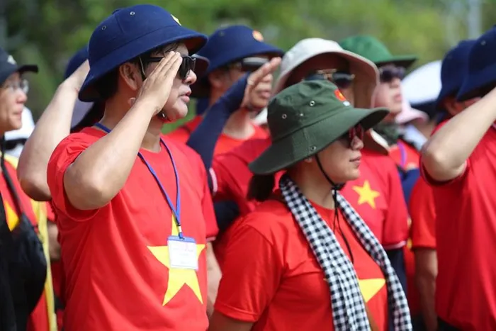  Các Kiều bào Việt Nam ở nước ngoài thực hiện nghi lễ chào cờ. (Ảnh: Hồng Sơn/Vietnam+) 