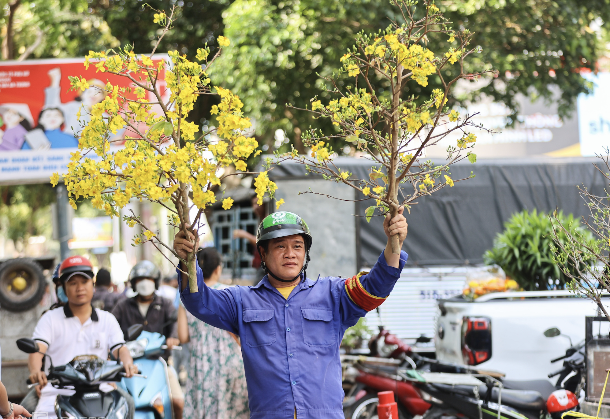 Ho Chi Minh City residents flock to buy discounted flowers on Tet holiday