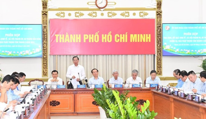 El presidente de Ciudad Ho Chi Minh, Phan Van Mai (de pie), habla en la reunión de la mañana del 6 de febrero. Foto: TTBC