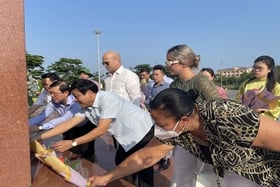 A high-ranking delegation of the Cuban Revolutionary Defense Committee laid flowers at Fidel Park and visited historical sites in Quang Tri.