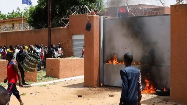 El presidente del Chad llega a Niamey, Francia reacciona con firmeza ante esta acción