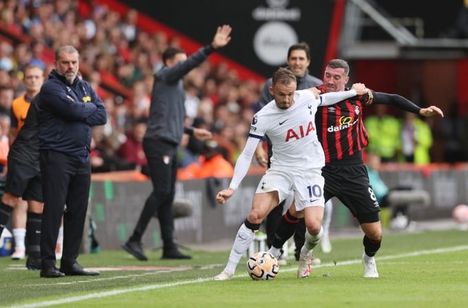 El entrenador Postecoglou (con los brazos cruzados) observa a Maddison regatear durante la victoria 2-0 del Tottenham sobre el Bournemouth en la Premier League el 26 de agosto. Foto: Reuters