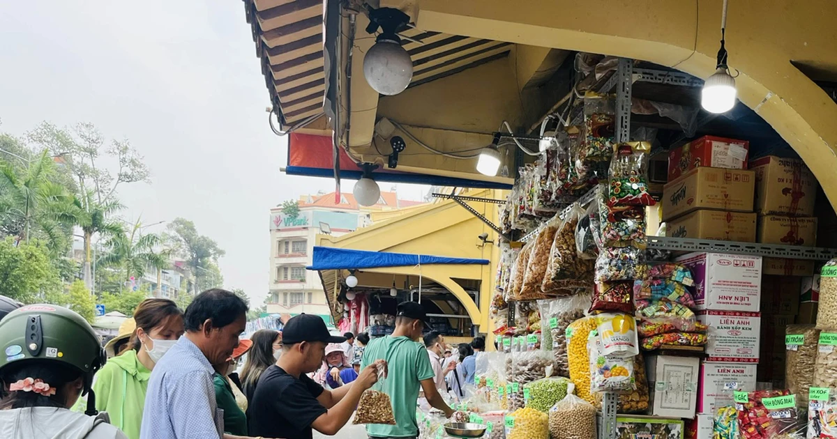 ទំនិញ​ច្រើន​អតិថិជន​រវល់​ដើរ​ទិញ​ទំនិញ​តេត