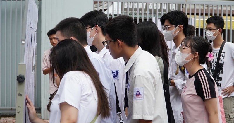 Am Morgen des 28. August absolvieren die Kandidaten die Zulassungsbestätigungsverfahren an der Hanoi University of Science and Technology. Foto: Van Trang