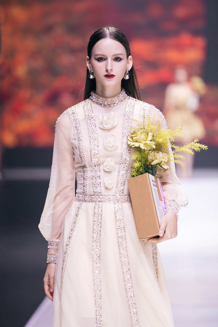 Miss Cosmo 2024 est charmante sur le podium de la Vietnam International Fashion Week - 15