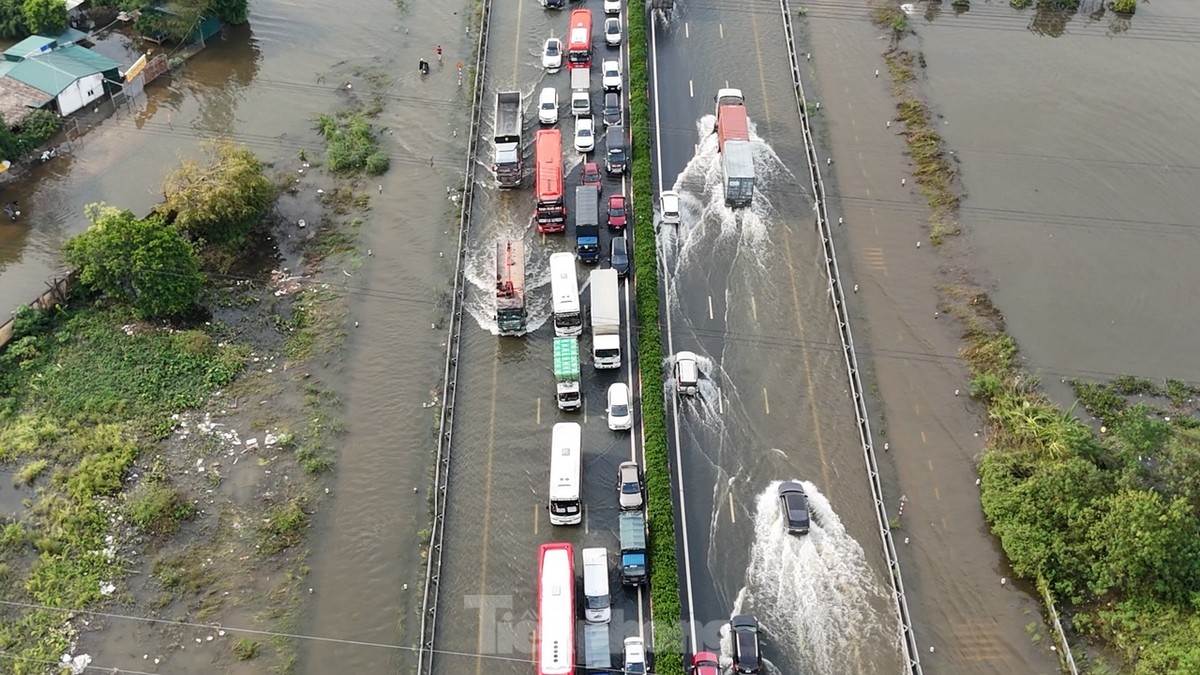 Los vehículos quedaron atascados durante más de 5 km en la carretera Phap Van - Cau Gie debido a las inundaciones (foto 2)