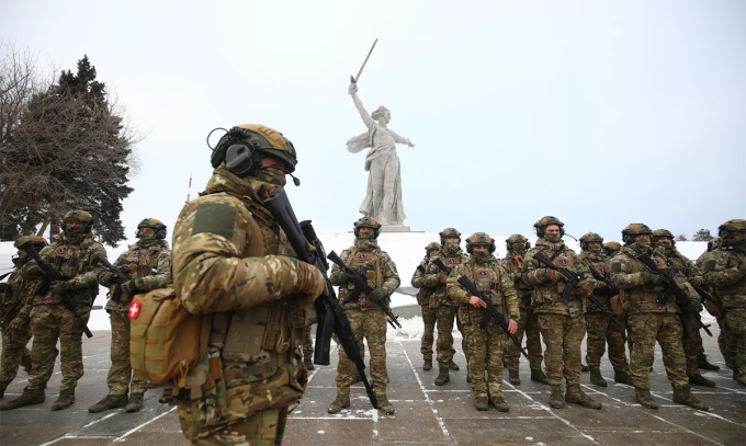 Des membres de l'unité de l'armée des volontaires de Stalingrad se tiennent devant le monument « La Mère Patrie appelle » à Volgograd, en Russie, le 17 janvier. Photo : RIA Novosti