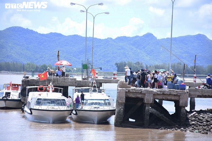 Huyện Cát Hải (Hải Phòng) tạm dừng tổ chức các hoạt động tham quan, vui chơi, giải trí, tắm biển trên các vịnh thuộc quần đảo Cát Bà và tại các bãi tắm trên địa bàn từ 12h ngày 17/7. (Ảnh minh hoạ)