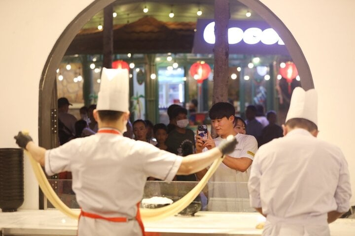 Korean tourists enjoy experiencing the VUI-Fest Bazaar night market at Sunset Town, Phu Quoc.