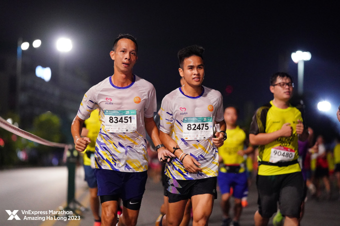 Tien Manh and pacer Hoang Linh on the track. Photo: VM