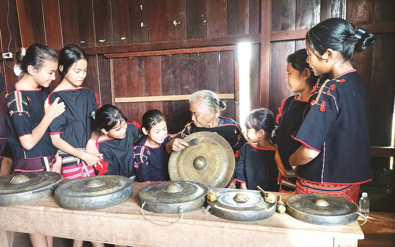 Nghệ nhân H’Săn Êban truyền dạy cồng chiêng cho thiếu nhi Ê Đê Bih