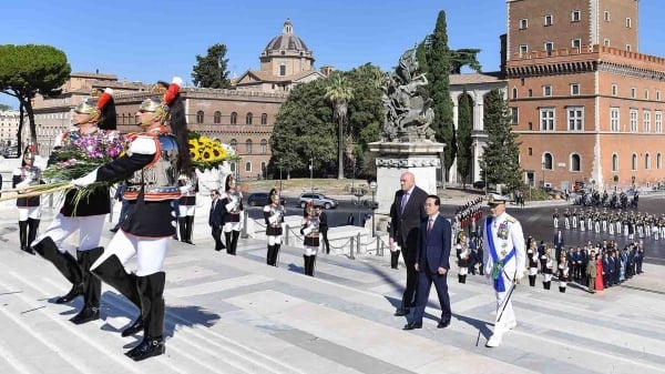 Hình ảnh Chủ tịch nước và phu nhân đặt vòng hoa tại Đài Tổ quốc Italy