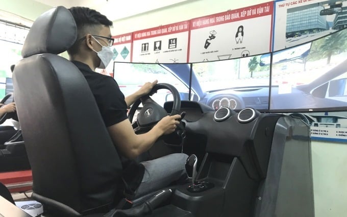 学生たちは運転室で練習します。写真: アン・デュイ