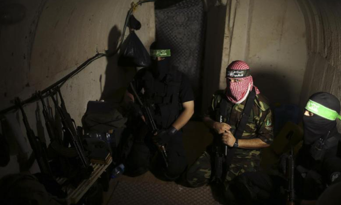 Các tay súng Hamas bên trong đường hầm ở Dải Gaza hồi tháng 8/2014. Ảnh: Reuters