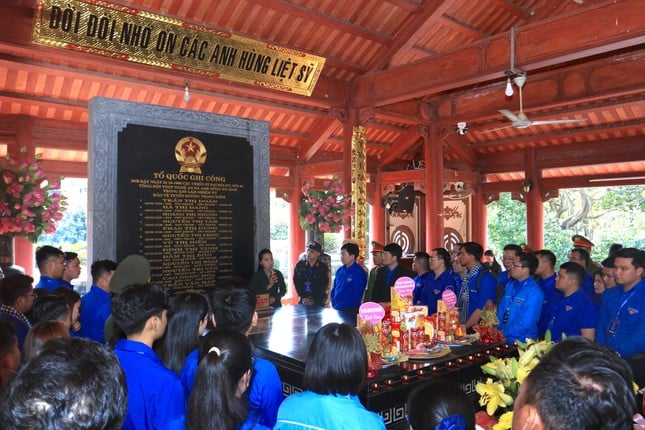 Delegation of Ly Tu Trong Award offered incense to commemorate President Ho Chi Minh photo 19