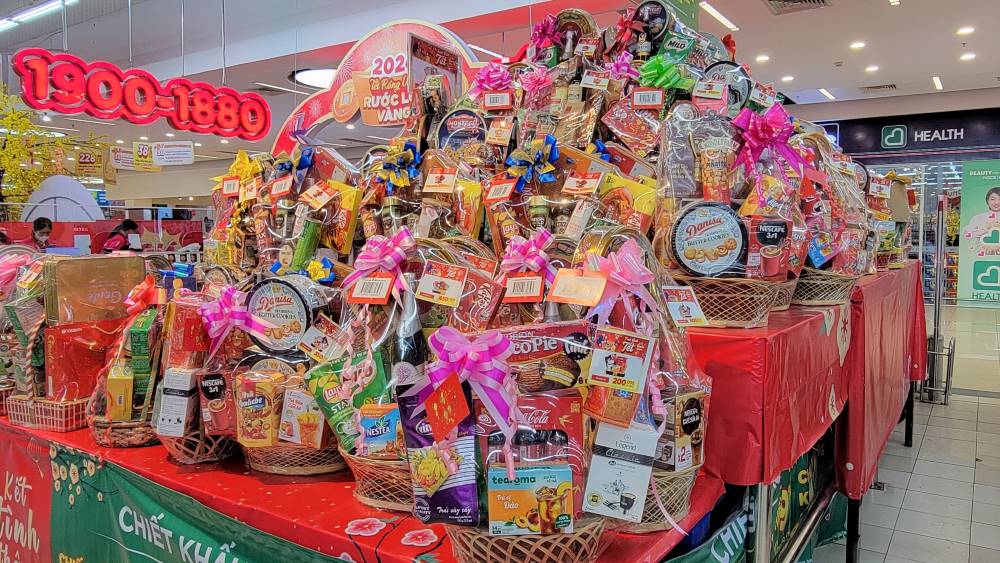 'ล็อคราคา' สินค้านับพันรายการและกระเช้าของขวัญเทศกาลเต๊ดมูลค่า 1,000 ดอง ช่วยให้ผู้มีรายได้น้อยมีเทศกาลเต๊ดที่มั่งคั่งและสมบูรณ์