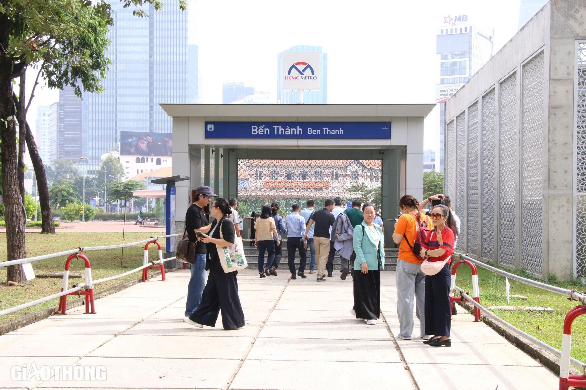 Người dân TPHCM hào hứng trải nghiệm metro trước ngày vận hành chính thức ảnh 1