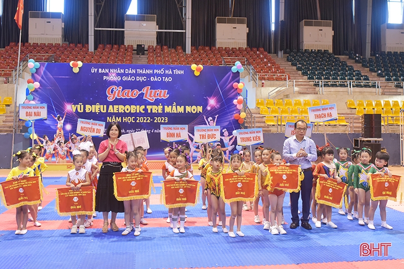 Ha Tinh preschool children are adorable in aerobic dance