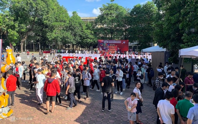 Miles de personas estuvieron presentes en la Plaza Ta Quang Buu de la Universidad de Tecnología para participar en el evento.