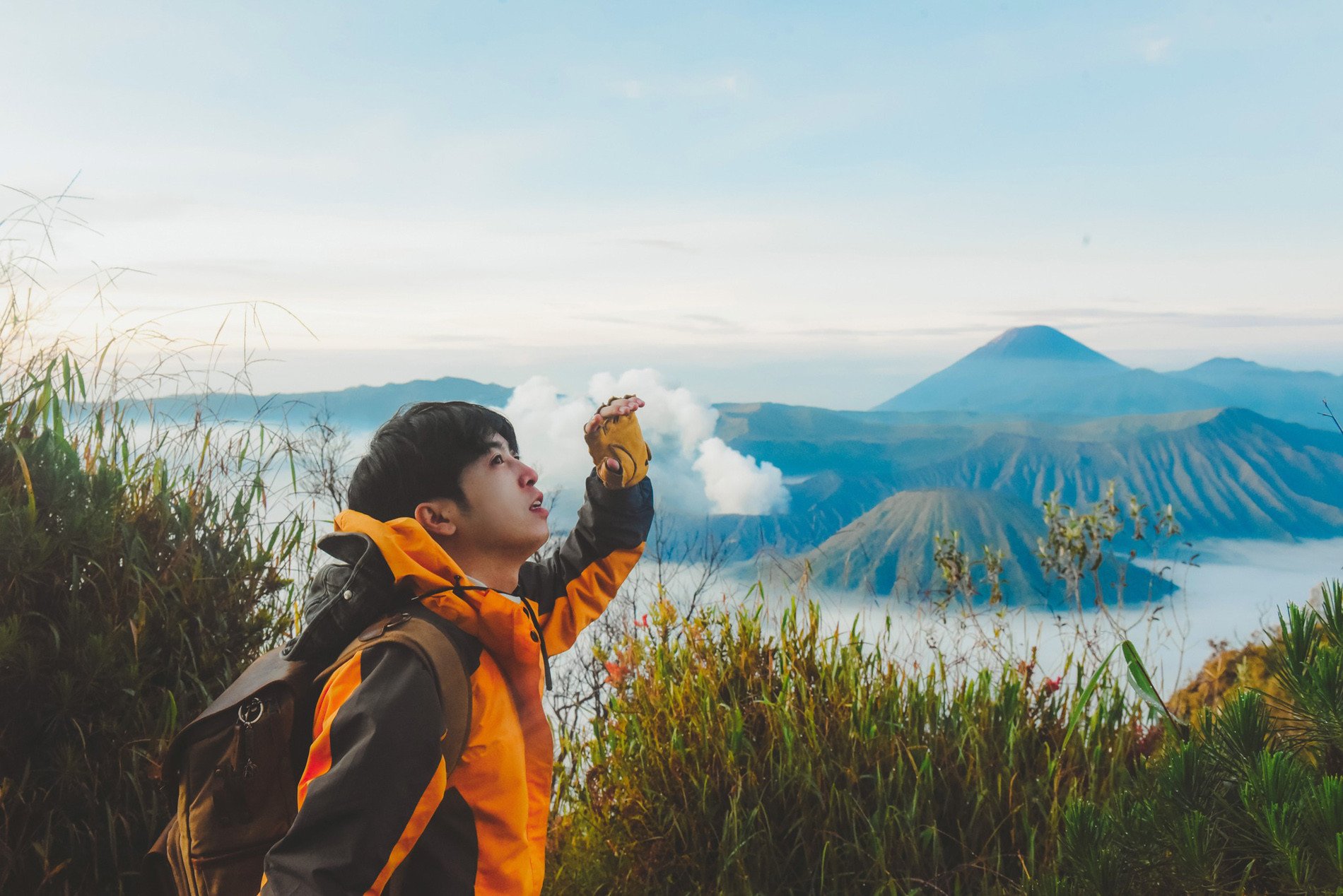 Vượt sa mạc bỏng rát, 9X Việt choáng ngợp trước cảnh núi nhả khói ở Indonesia