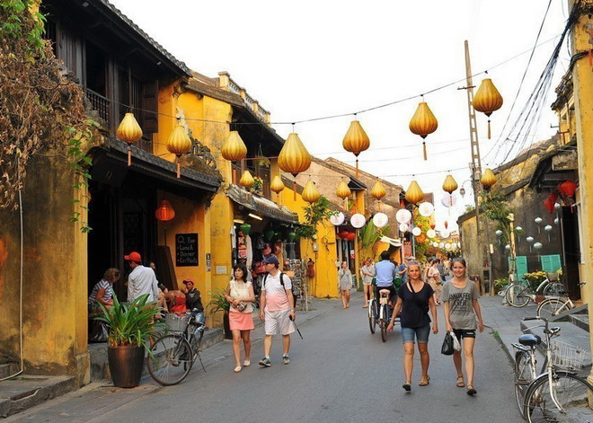 国内外の観光客がホイアン古都を訪れます。 (写真:ミン・ドゥック/VNA) ttxvn_hoi an (4).jpg