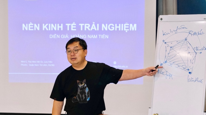 Ông Hoàng Nam Tiến chia sẻ trong hội thảo Nền kinh tế trải nghiệm của FSB. Ảnh: FSB
