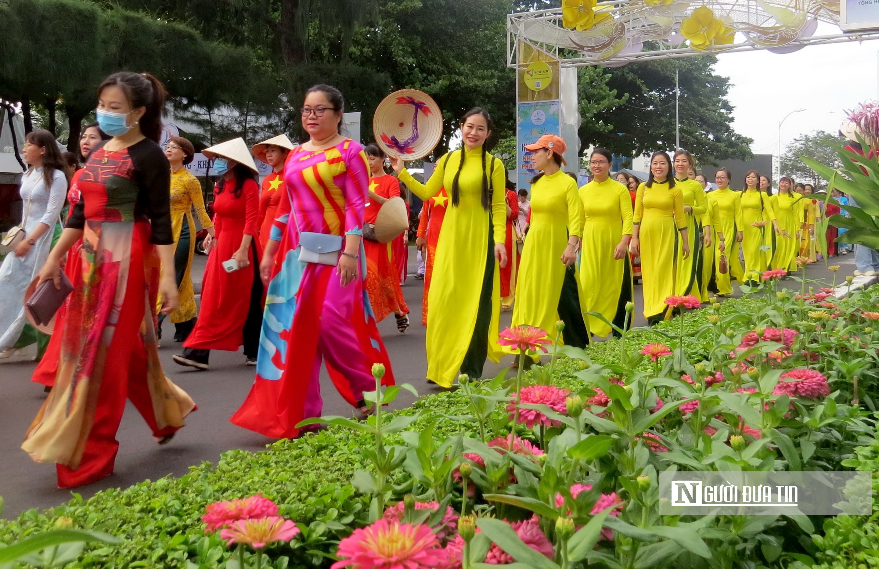 กิจกรรม - สตรีชาว Khanh Hoa กว่า 6,000 คน ร่วมเดินขบวนเพื่อเป็นเกียรติแก่ชุด Ao Dai บนท้องถนน (ภาพที่ 9)