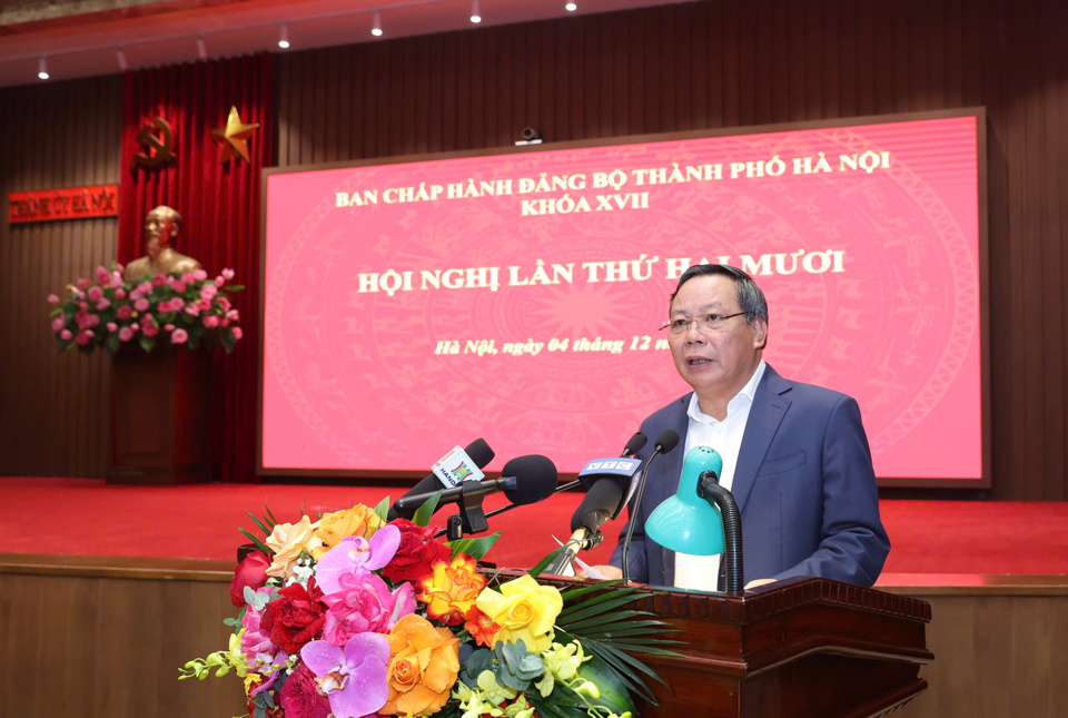 Der ständige stellvertretende Sekretär des Stadtparteikomitees, Nguyen Van Phong, genehmigte die Tagesordnung der Konferenz.