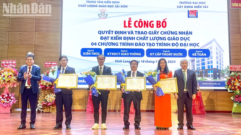 Công bố quyết định thành lập Hội đồng trường Trường đại học Xây dựng miền Tây ảnh 3