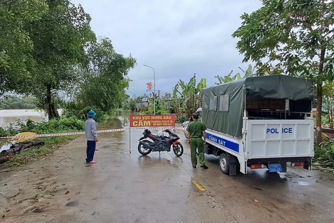 អាជ្ញាធរឃុំផុងអាន ដាក់ខ្សែពួរហាមប្រជាពលរដ្ឋឆ្លងកាត់។ រូបថត៖ Cong Phuoc