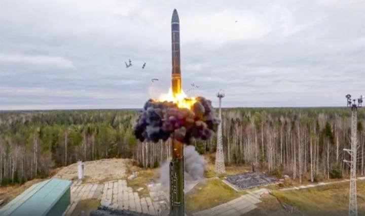 Der Moment, in dem bei einem Test eine russische ballistische Rakete abgefeuert wird.