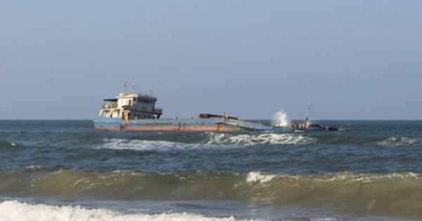 Relocating a cargo ship stranded for 7 years in the waters of Thua Thien Hue