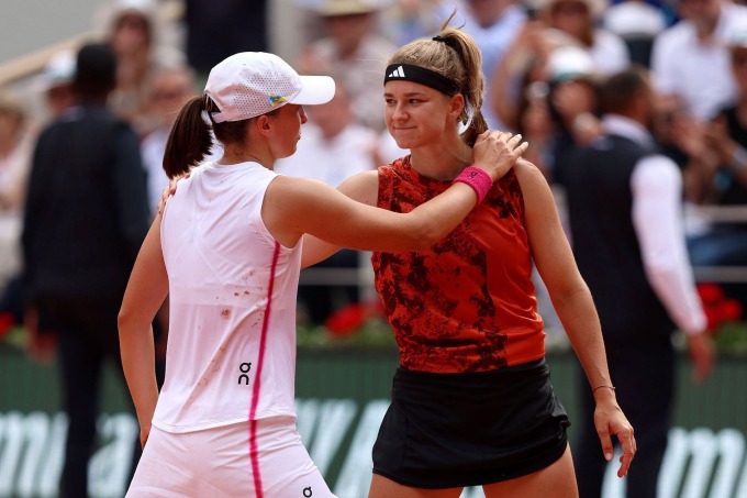 ムチョバ選手（右）は、ローランギャロス決勝戦の決勝点後、シフィオンテク選手を祝福している。写真：AP