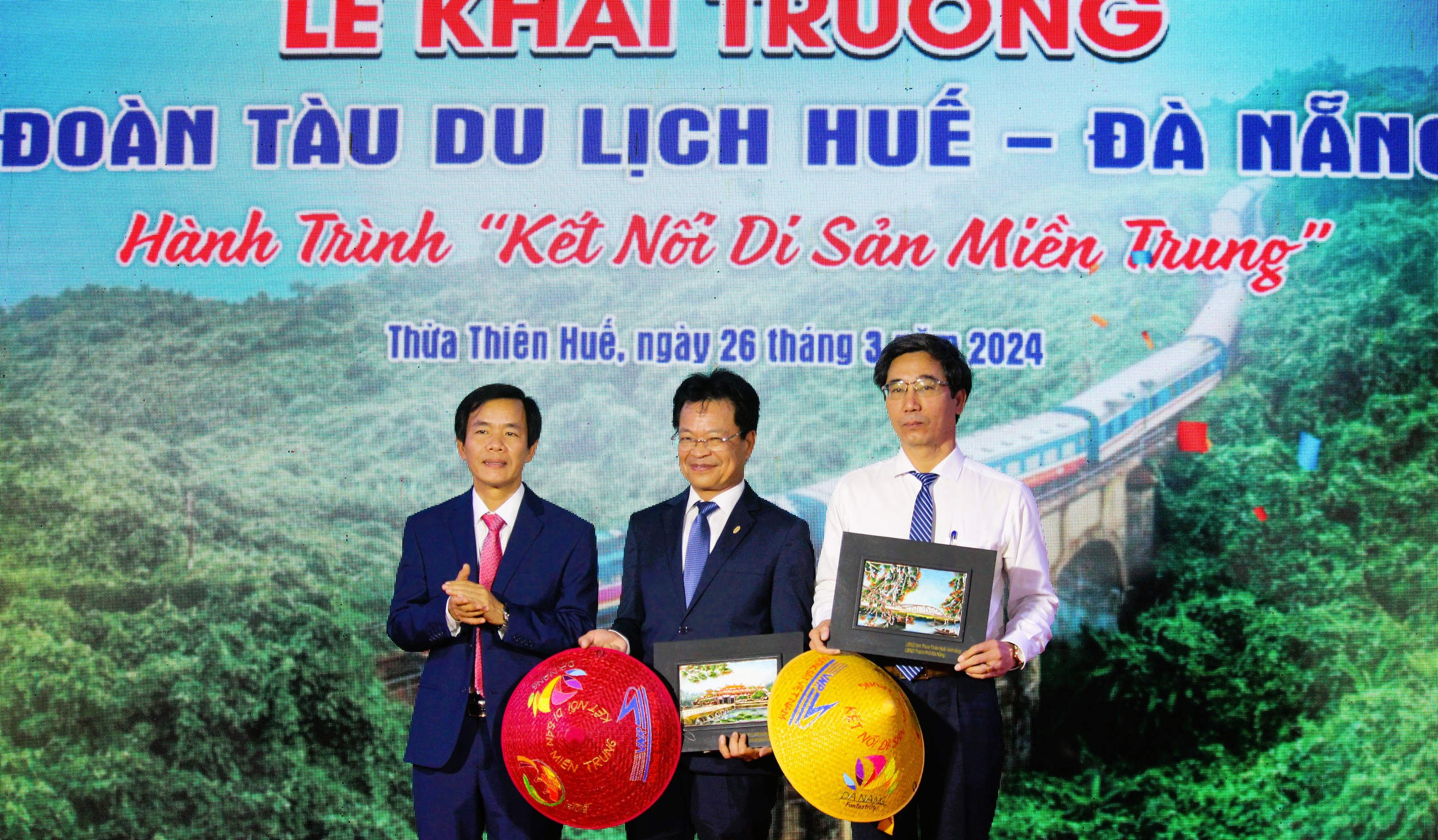 Nghe nhạc cung đình trên đoàn tàu du lịch Huế - Đà Nẵng- Ảnh 3.