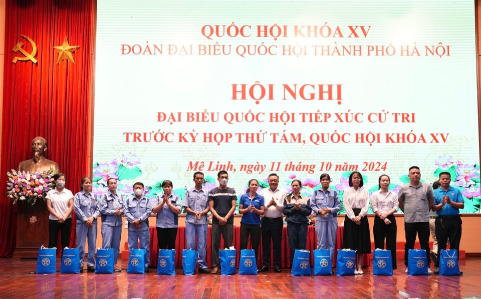 Đoàn đại biểu Quốc hội TP Hà Nội phối hợp với Liên đoàn Lao động TP tặng quà cho công nhân, người lao động có hoàn cảnh khó khăn trên địa bàn huyện Mê Linh