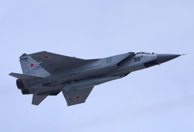 Un avión ruso MiG-31 sobrevuela la Plaza Roja de Moscú el 7 de mayo de 2022. Foto: Reuters
