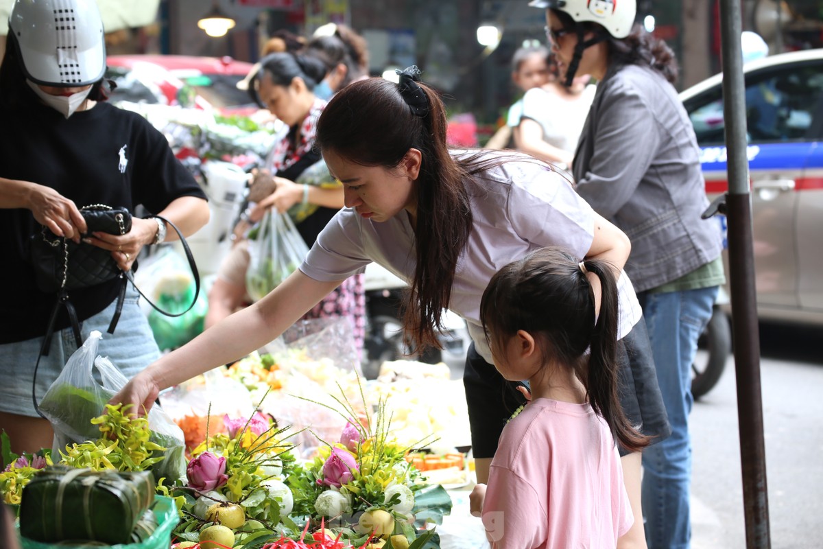 Hanoi: El 'mercado de los ricos' se llena de gente comprando ofrendas antes del día 15 del séptimo mes lunar (foto 5)