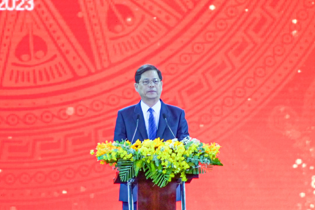 El Sr. Nguyen Tan Tuan habló en el programa del gran festival de música.