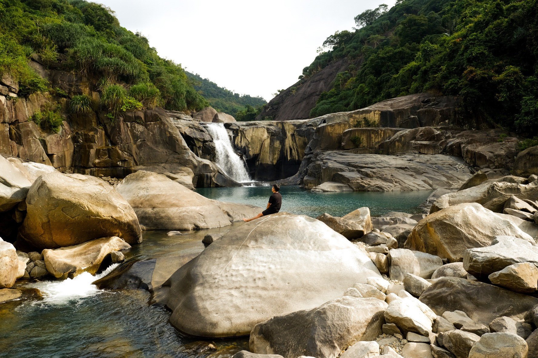 Tourists climb rocks, wade through streams, and conquer the strangely beautiful 'open-air swimming pool' in Phu Yen