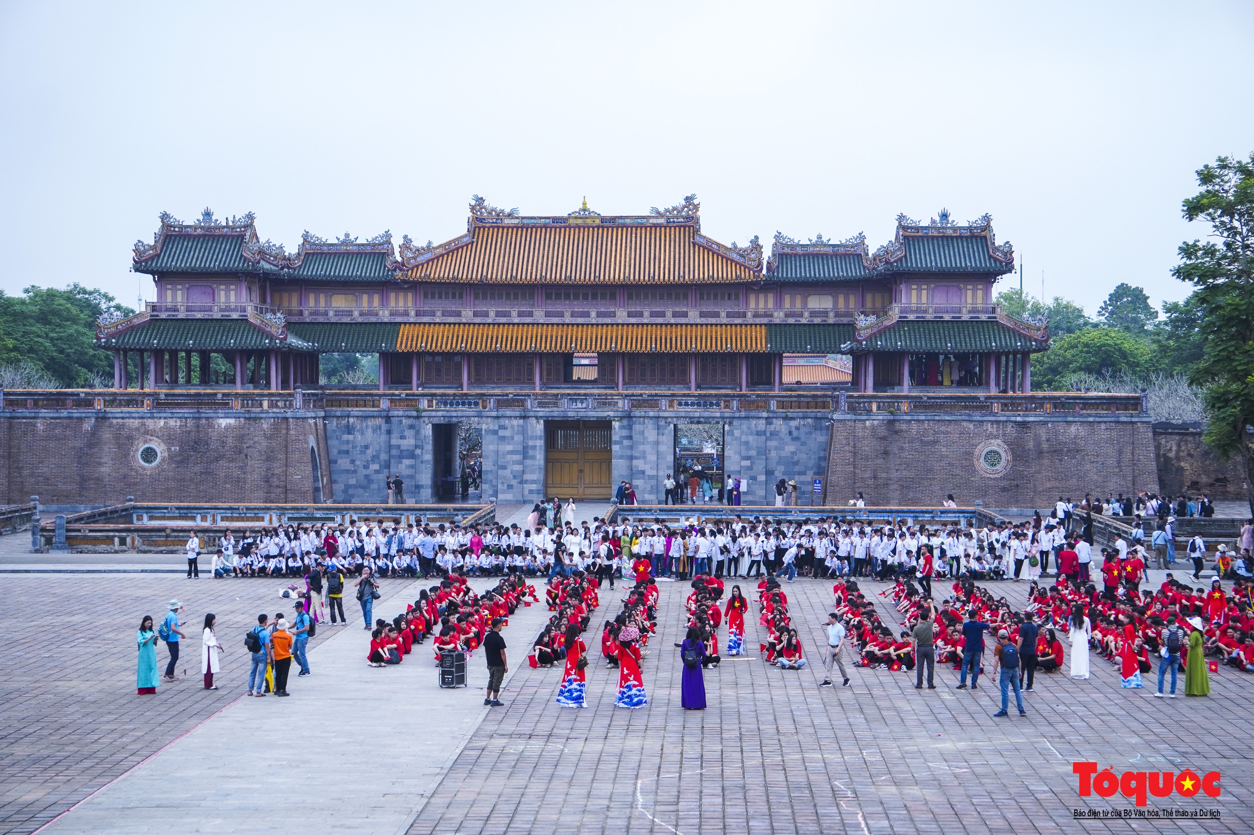 Du khách nườm nượp tham quan các di tích dịp kỷ niệm Ngày giải phóng Thừa Thiên Huế - Ảnh 1.