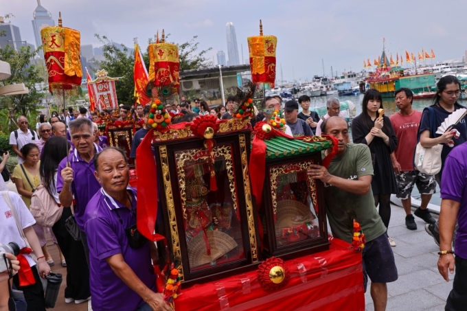 Người dân chuyển bàn thờ nữ thần biển từ đền nổi sang đền mới trên đất liền vào hôm 3/10. Ảnh: SCMP